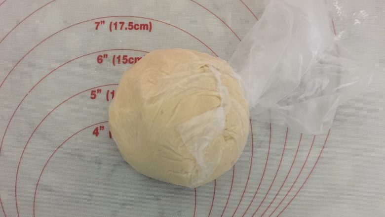 板栗酥饼,和成油酥粉团也装入保鲜袋放入冰箱冷藏松驰半小时
