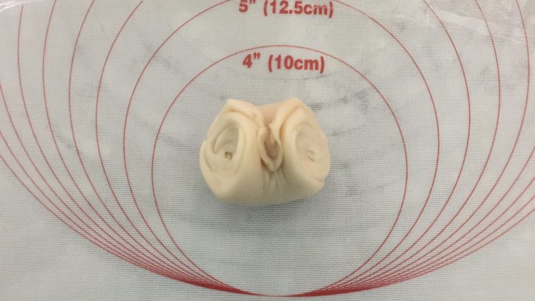 板栗酥饼,取一个松驰好的卷,2头向中间靠拢