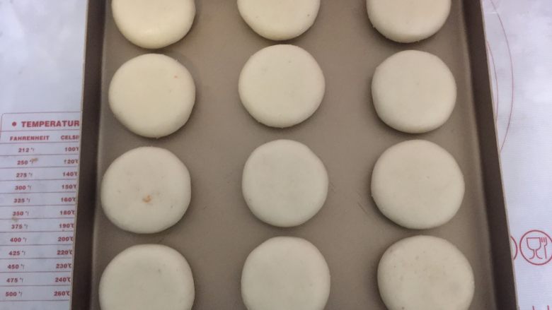 板栗酥饼,把做好的板栗酥饼排放再烤盘里