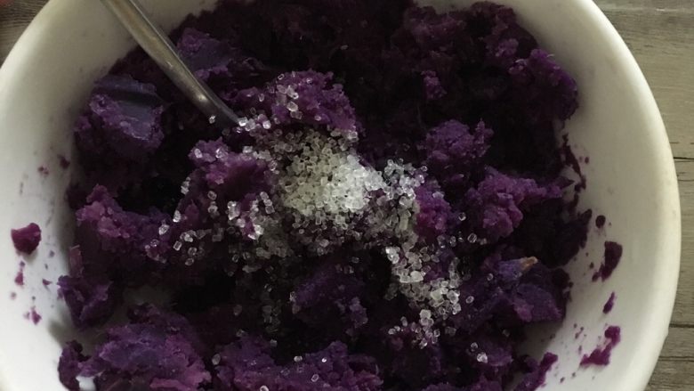 桂花紫薯山药糕,紫薯洗净切小块,上锅蒸熟后去皮,加入适量糖和少量食用油