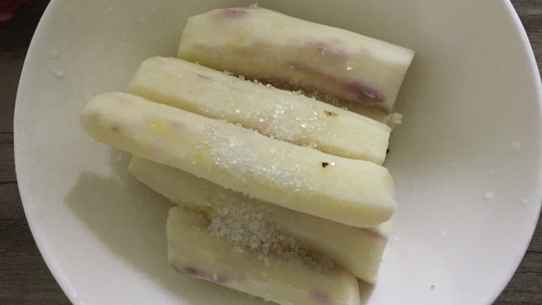 桂花紫薯山药糕,山药切小段上锅蒸熟后去皮,加入适量糖和少量食用油