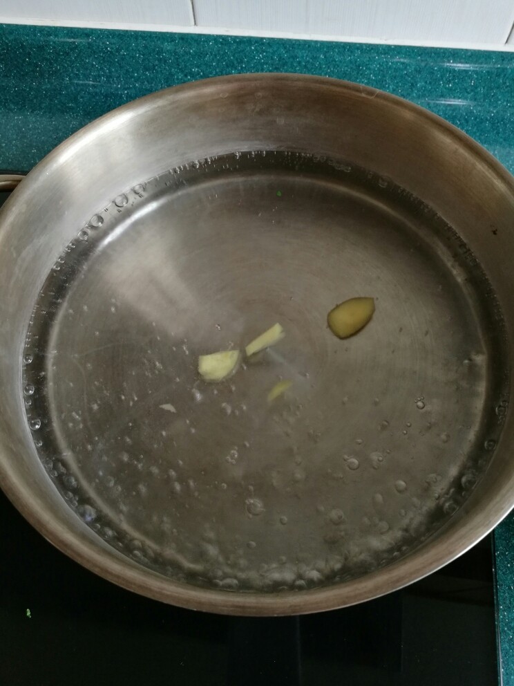 芥末蛤肉菠菜,锅里水烧开,加入几片姜片。