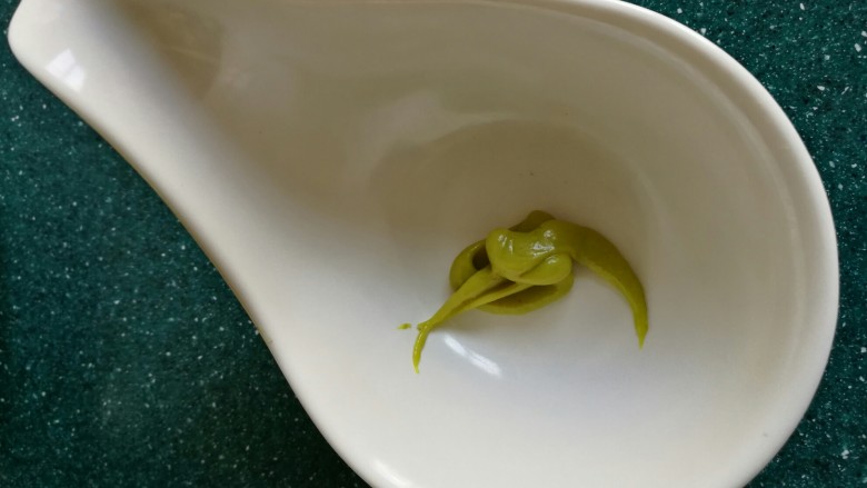 芥末蛤肉菠菜,小碗里加入<a style='color:red;display:inline-block;' href='/shicai/ 706'>芥末</a>酱,多少根据个人喜欢。