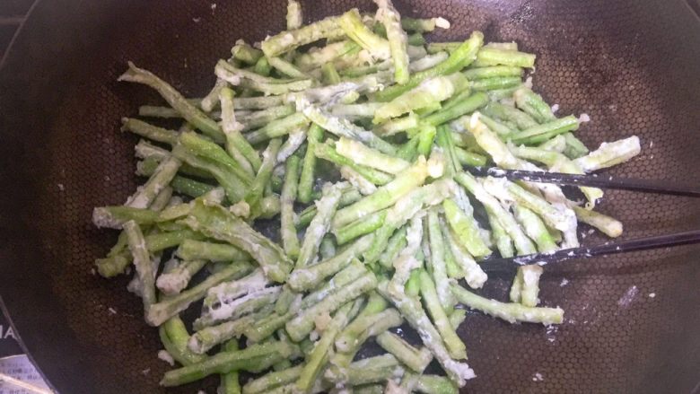 #家常菜大比拼#蒜香老豆角烧粉丝,豆角变色、用筷子翻炒开