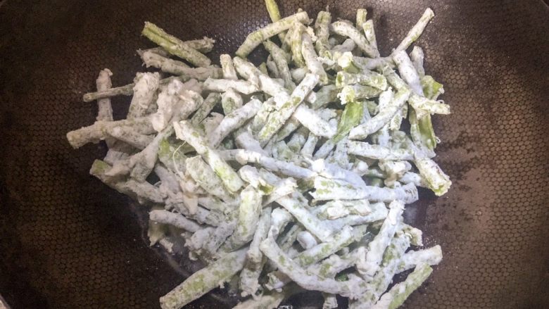 #家常菜大比拼#蒜香老豆角烧粉丝,把豆角放进去,用筷子稍微搅拌,煎一下豆角