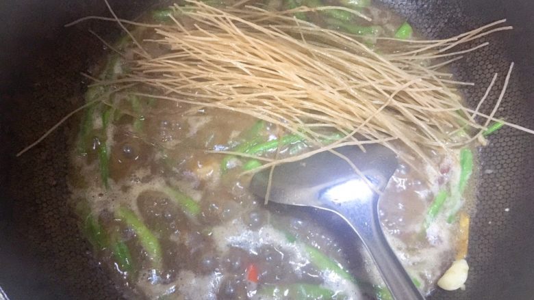 #家常菜大比拼#蒜香老豆角烧粉丝,放入粉丝