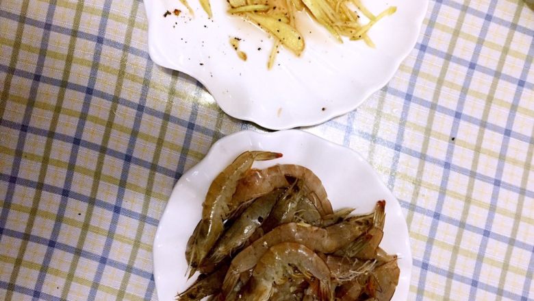 茄汁大虾,腌制二十分钟后,把🦐和姜丝分离出来,准备待用
