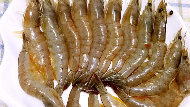 茄汁大虾,🦐洗净,挑出虾线,切开后背