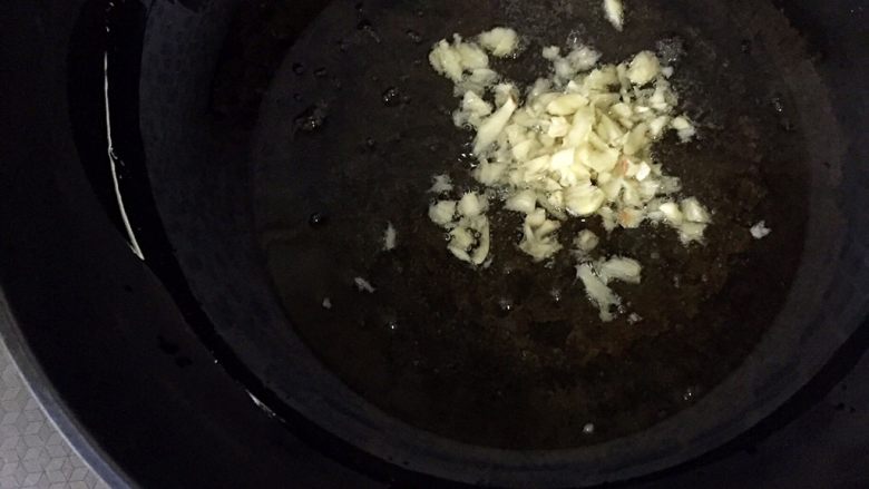 茄汁大虾,锅里放油,把蒜沫炸出香味