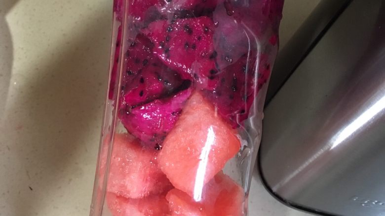 夏日凉饮－－火龙果西瓜汁,将火龙果肉和西瓜倒入搅拌机中