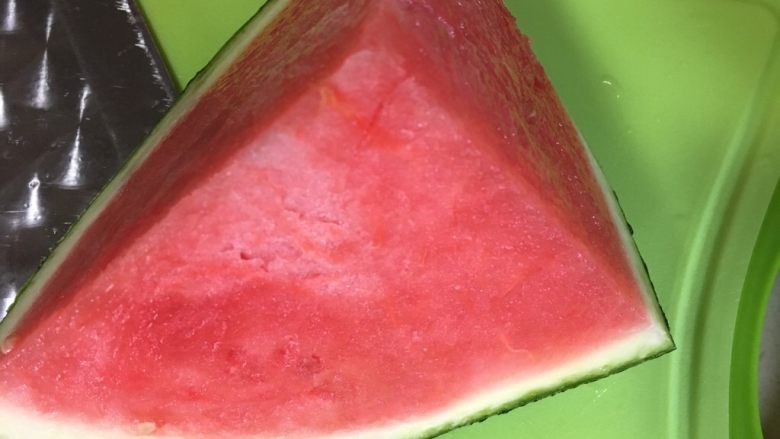 夏日凉饮－－火龙果西瓜汁,准备一小块<a style='color:red;display:inline-block;' href='/shicai/ 605'>西瓜</a>