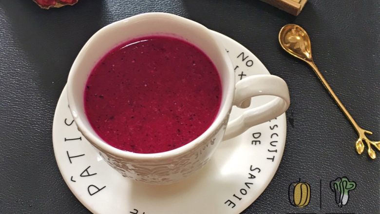 夏日凉饮－－火龙果西瓜汁,榨汁后倒入杯中就可以开始享用了！