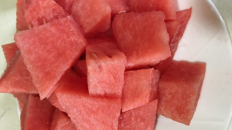 夏日凉饮－－火龙果西瓜汁,将西瓜去皮，切成小块。