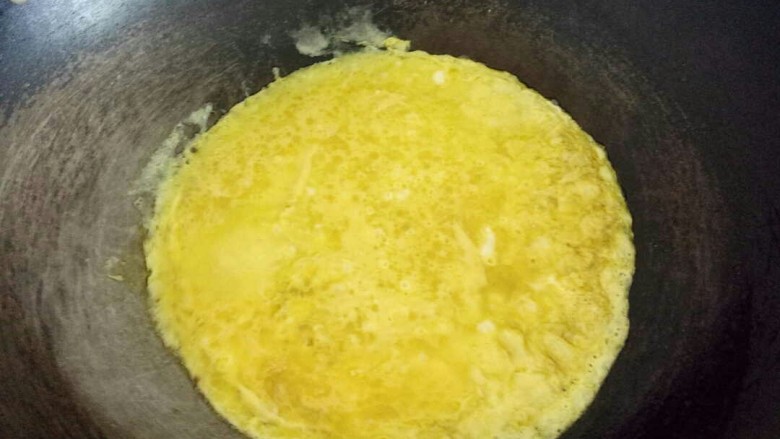 向日葵蛋包饭,热锅刷油,一半蛋液倒入锅内,快速转圆