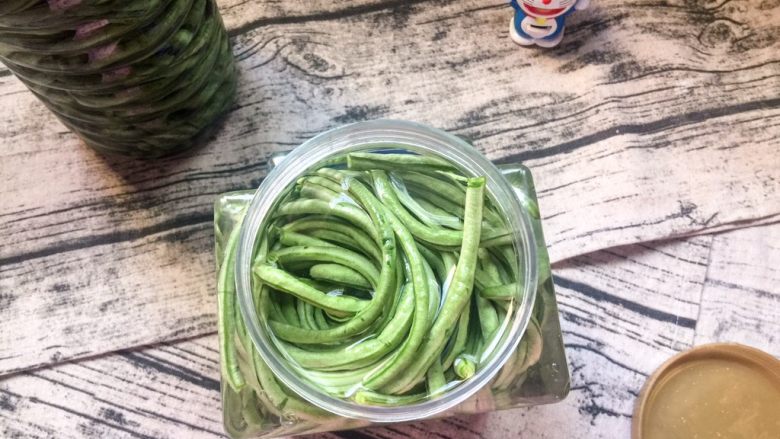 #家常菜大比拼#腌制酸豆角,放入盐（我这一罐放了六勺盐）