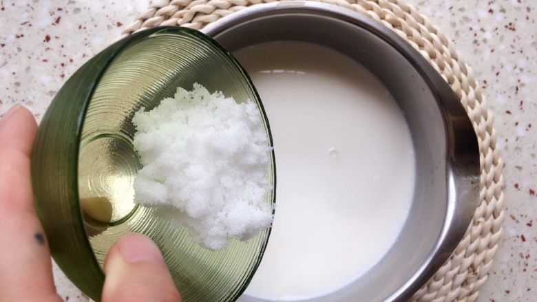 能量酸奶杯,倒入白糖,搅拌均匀;