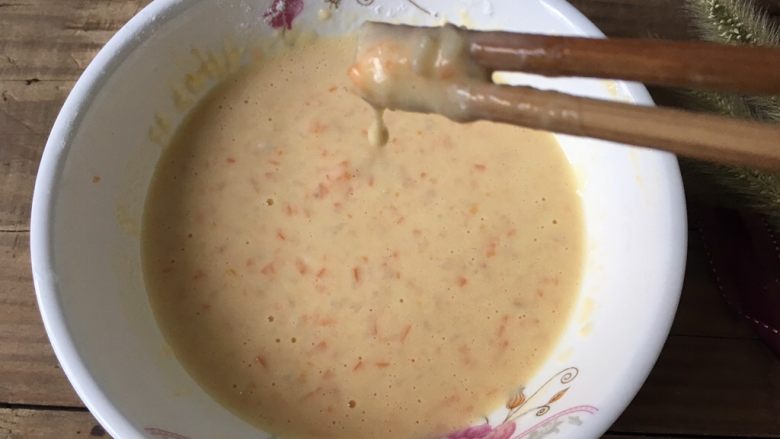 蒸三文鱼鸡蛋蔬菜小方,用筷子搅拌均匀,筷子挑起面糊糊如图状:较浓稠不易快速掉落。