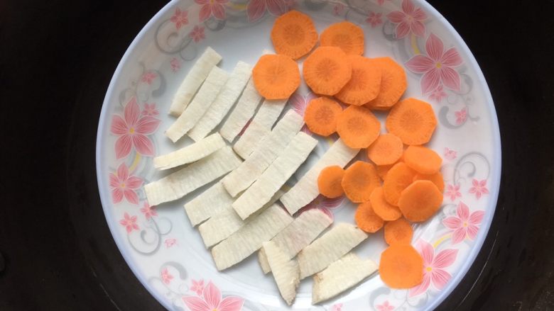 蒸三文鱼鸡蛋蔬菜小方,冷水上锅,将盘子入蒸锅蒸熟。