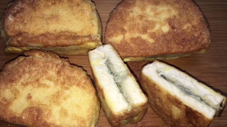 臭豆腐馒头干,裹鸡蛋炸一下