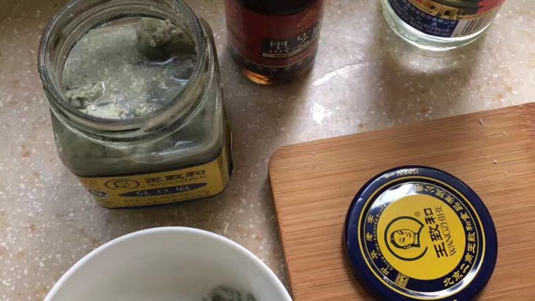 臭豆腐馒头干,取两块王致和<a style='color:red;display:inline-block;' href='/shicai/ 794'>臭豆腐</a>