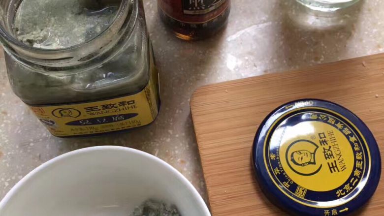 臭豆腐馒头干,加上一点香油、葱花和一瓶盖牛二，