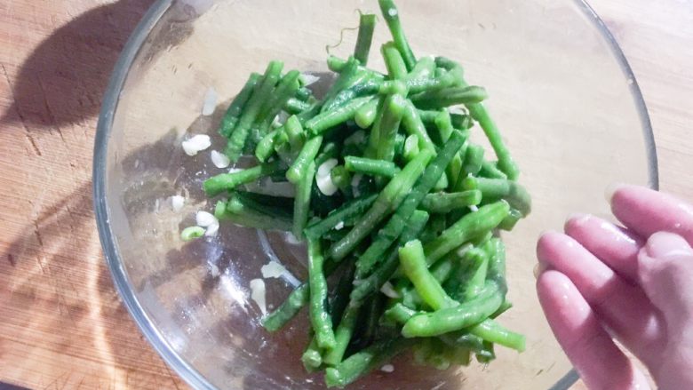 凉拌豆角,哈哈、搅拌均匀,(原谅我是用手抓的、这样做出来的更有味道,不信你们可以试试🙊)