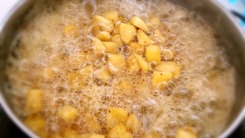 秋葵烧土豆,锅内加入大豆色拉油烧至5分热,加入土豆块,小火炸制