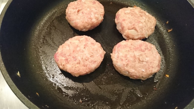 日式漢堡肉套餐,像這樣！1分鐘！翻面轉中小火，加蓋，10分鐘。