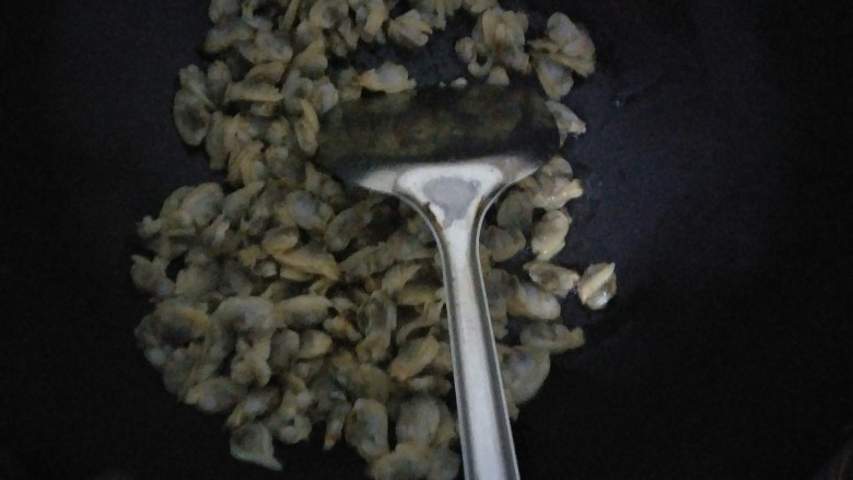 花蛤肉豆腐蟹味菇汤,放油炒一炒。炒出香味。我这个一看有奶白色,然后再炒一下后我就会加水。加水后烧开。