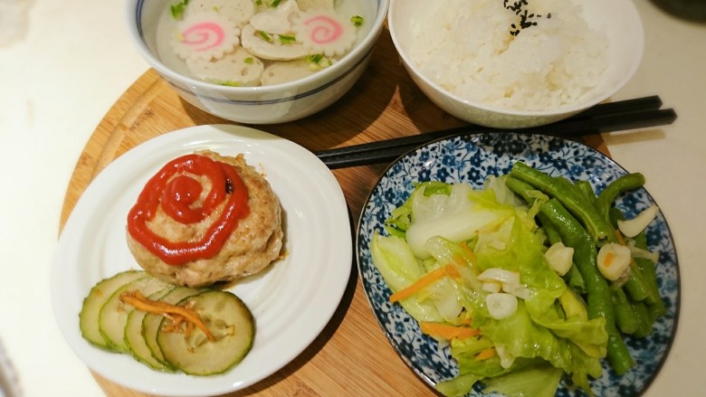 日式漢堡肉套餐,再加個炒高麗菜、炒豆子、丸子湯，配飯！這樣還可以吧！😁