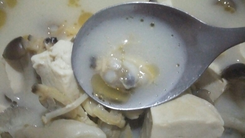 花蛤肉豆腐蟹味菇汤,煮开后放盐,再煮两三分钟然后就可以盛碗。放上香油,鲜的很。喜欢香菜的可以放香菜,我不喜欢香菜,所以我没放。