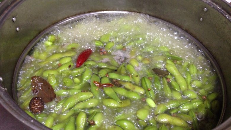 麻辣盐水毛豆,煮10分钟左右关火(浸泡更进味)
