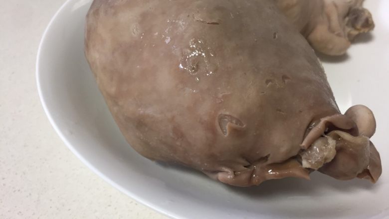 猪肚包鸡,大概炖两小时后关火加食用盐,再盖上盖子,利用砂锅的保温性继续焖二十分钟,把猪肚拿出来。