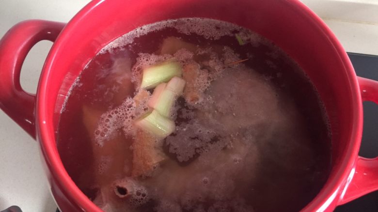 猪肚包鸡,猪肚放入砂锅,注入适量清水,大火烧开家京葱、姜、<a style='color:red;display:inline-block;' href='/shicai/ 718'>料酒</a>。
以差不多没过猪肚为准。