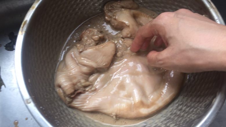 猪肚包鸡,用手反复揉洗,可以祛除猪肚上白色猪油,揉洗后用流动水冲洗干净 ,再放醋、盐、面粉重复上一次的动作,我一共洗了三次。