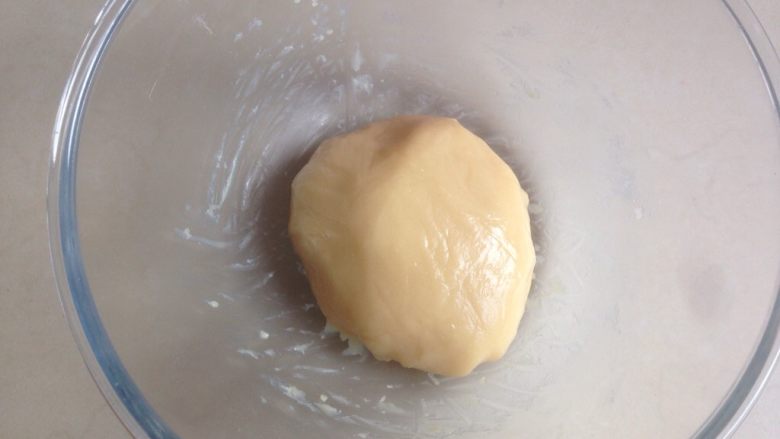 广式榴莲绿豆月,拌成面团,盖保鲜膜室温醒发1个小时