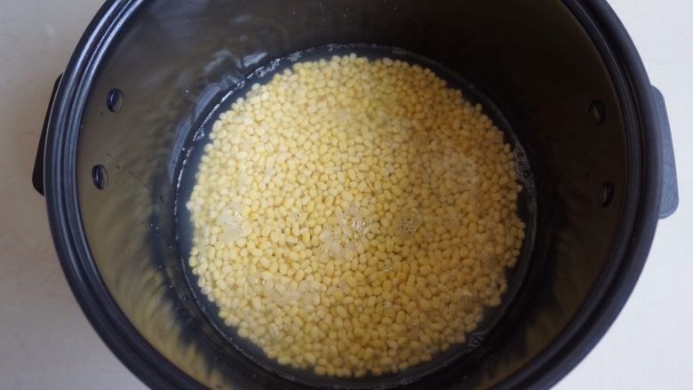 广式榴莲绿豆月,将绿豆放入电饭锅内胆,加入没过豆1-2CM的水