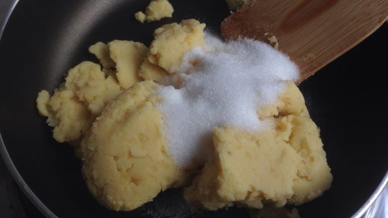 广式榴莲绿豆月,绿豆里放不粘锅里,加入细砂糖,小火炒至糖融化
