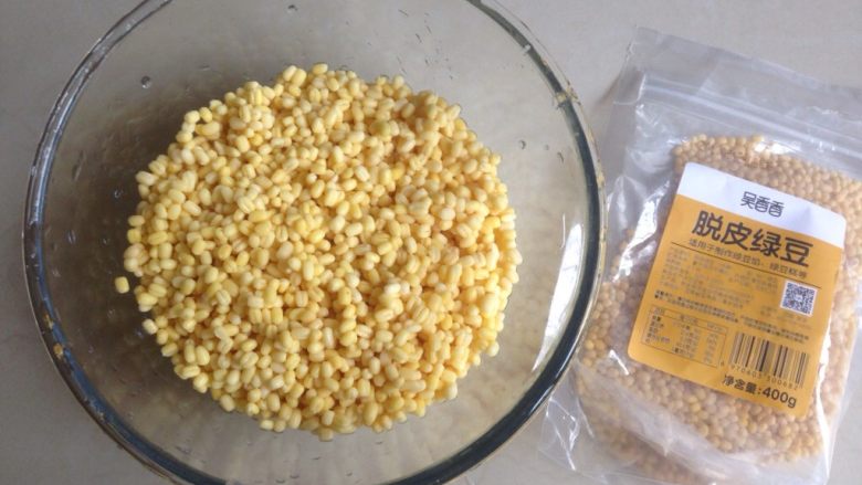 广式榴莲绿豆月,脱皮绿豆浸泡几个小时,我通常是晚上睡觉前浸泡,第二天早上才做