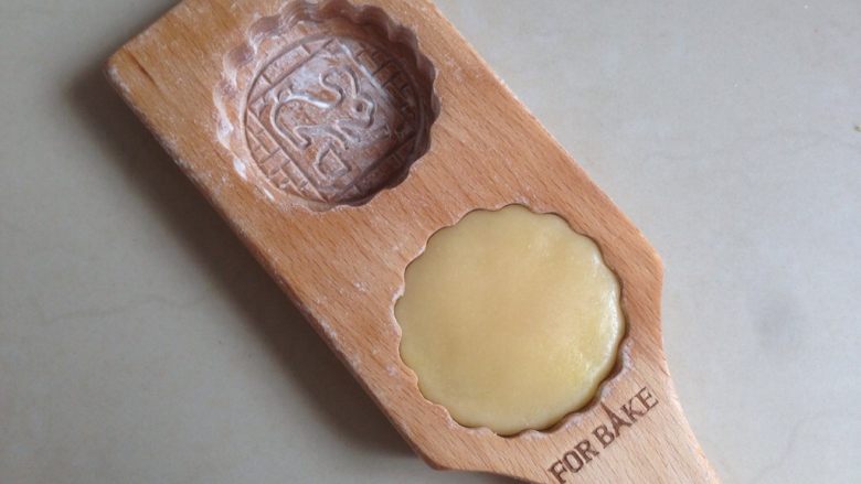 广式榴莲绿豆月,放入法焙客的木质月饼模具里,压平