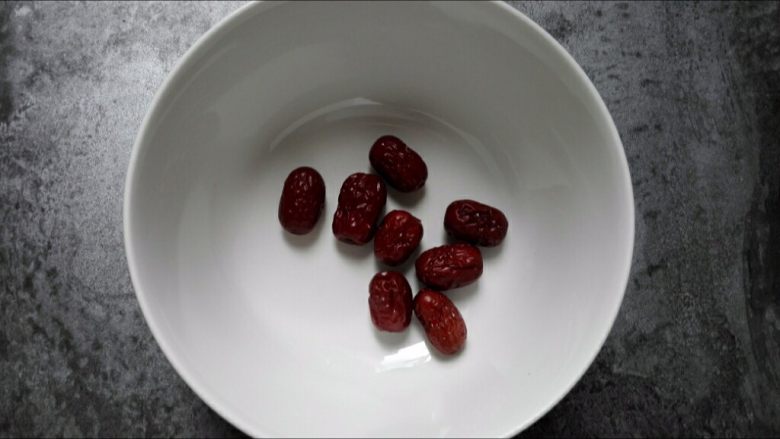 牛奶红枣炖木瓜,1. 红枣洗净