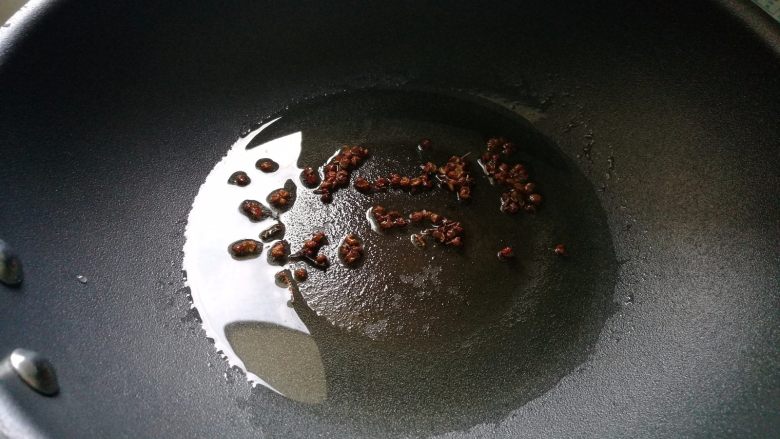 凉拌龙须菜,锅中放油,花椒煸香捞出。