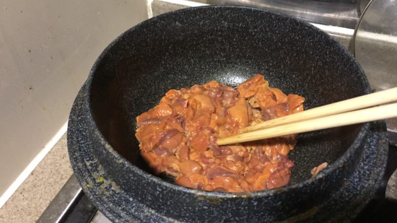浅草鸡肝丼,热锅,抹一层油,放入鸡肝鸡心,快速滑炒。