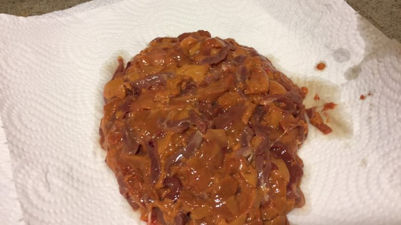 浅草鸡肝丼,切好的鸡肝鸡心再用水冲洗一次血水之后,用吸水纸轻轻的吸干水分,不要挤压。