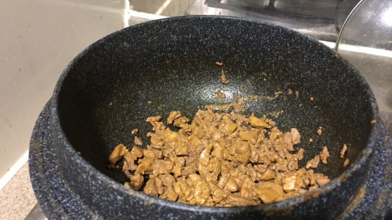 浅草鸡肝丼,关火,沥干炒出来的水,再重新开火,放回锅里。