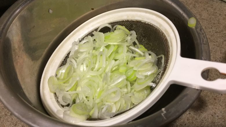 浅草鸡肝丼,葱花浸泡好以后,捞出来,沥干水分。