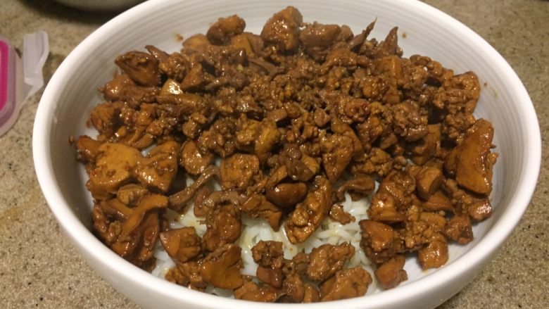 浅草鸡肝丼,炒好的鸡肝鸡心连汤汁,浇在煮好的沥干水分的面上,或者白饭上。