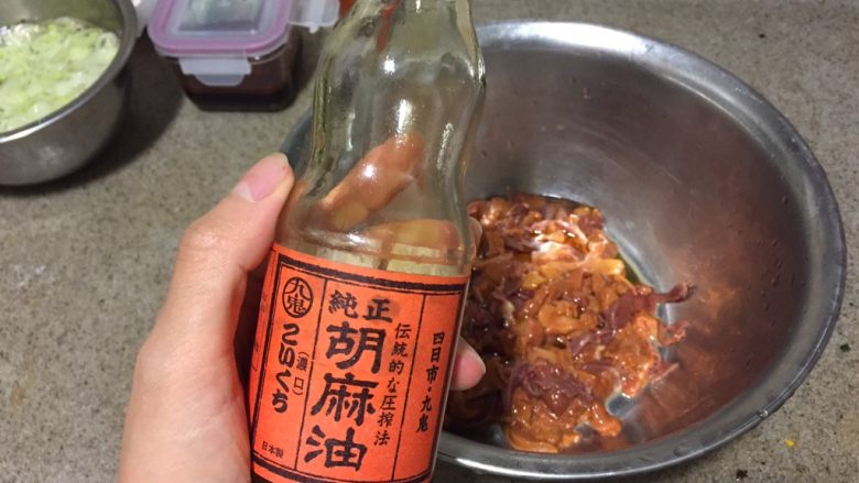 浅草鸡肝丼,吸干水分的鸡肝鸡心中,加2茶匙芝麻油,抓匀。