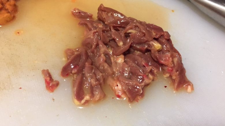 浅草鸡肝丼,鸡心切两半,洗掉血块,切细丝。