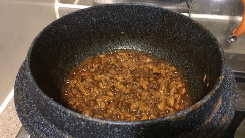 浅草鸡肝丼,加入酱汁,快速滑炒15秒,关火。